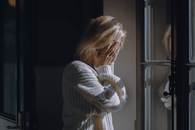 Frau gesicht haende fenster